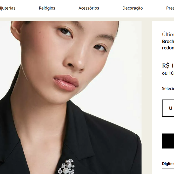 Broche Constella da Swarovski, avaliado em R$ 1.290, adiciona brilho luxuoso ao último look de Odete Roitman