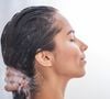 Método sanduíche de lavagem viraliza nas redes sociais ao propor condicionador antes e depois do shampoo