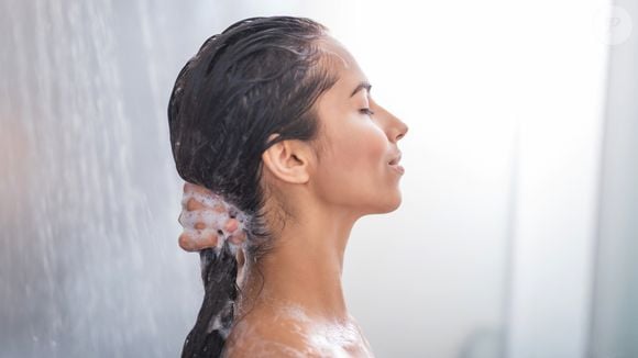 Método sanduíche de lavagem viraliza nas redes sociais ao propor condicionador antes e depois do shampoo