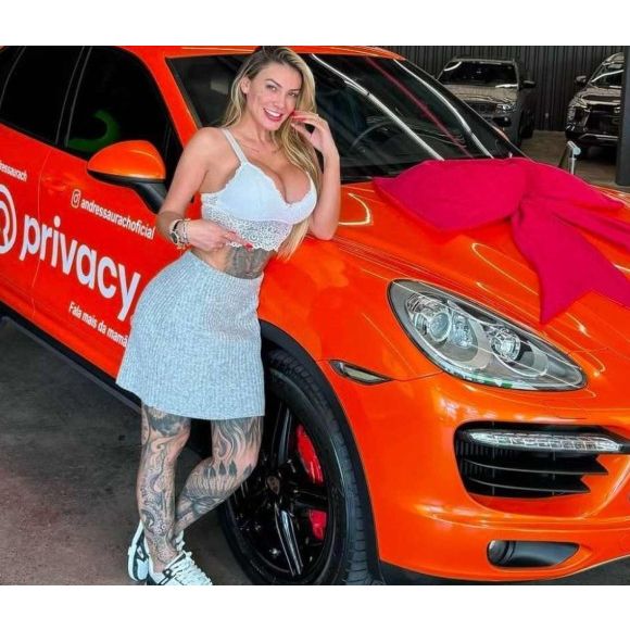 Andressa Urach é proprietária de um veículo da marca Porsche - e que passa longe da discrição
