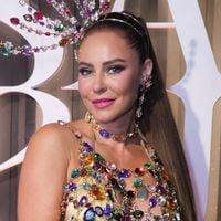 Esquema de realeza no Carnaval?! Paolla Oliveira precisa de tática com pelo menos 6 seguranças para circular em camarote; veja!