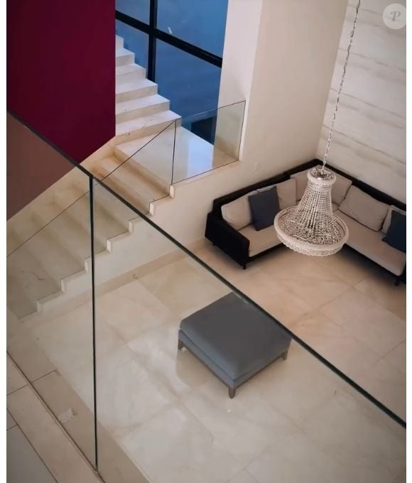 Casa de luxo onde Virginia e Zé Felipe moraram etá á venda e conta com lustre na sala de estar