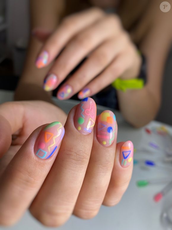 Unhas de Carnaval multicoloridas: que tal essa inspiração?