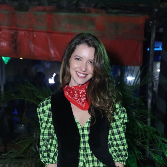 Nathalia Dill usou vestido xadrez para a festa junina com o elenco da novela 'Família é Tudo'