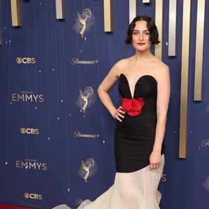 Jenny Slate vestindo Rosie Assoulin no tapete vermelho do Emmy 2025