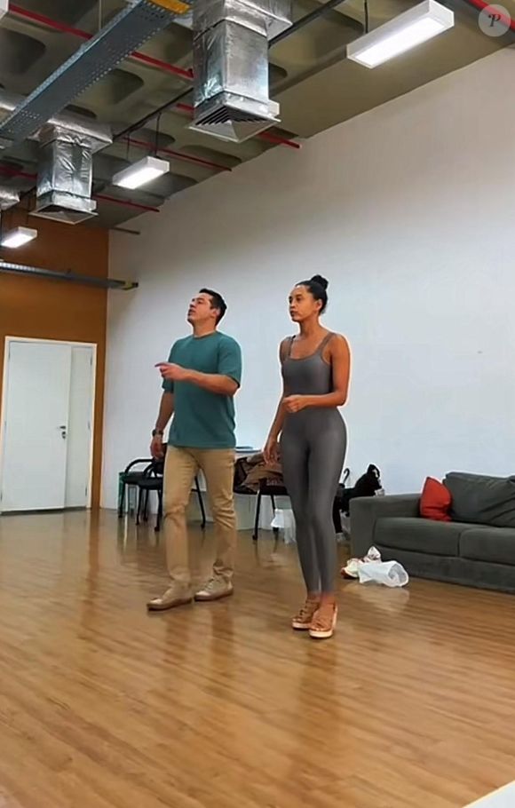 Taís Araújo sambou com professor de Paolla Oliveira