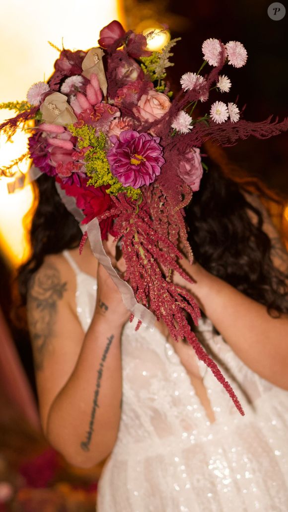 Marcela Mc Gowan e Luiza Martins escolheram buquês de flores coloridas