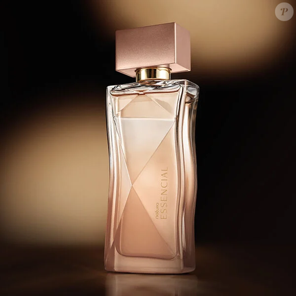 O segredo de elegância de muitas mulheres nos anos 1990 continua vivo. Mais de três décadas depois, o Essencial Feminino da Natura segue como um dos perfumes mais emblemáticos da marca