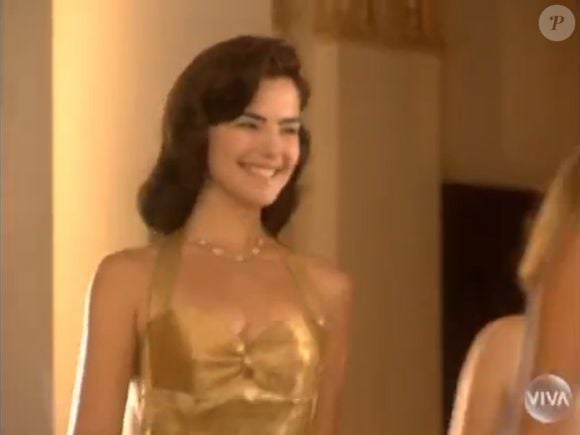 A atriz inicia a minissérie como a socialite Hilda Müller, durante um desfile de Miss Verão 59 em que sai como vencedora