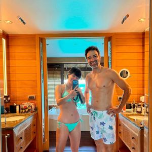 O shape de Tadeu Schmidt virou assunto nas redes após o apresentador publicar fotos sem camisa durante viagem