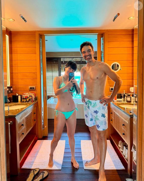 O shape de Tadeu Schmidt virou assunto nas redes após o apresentador publicar fotos sem camisa durante viagem