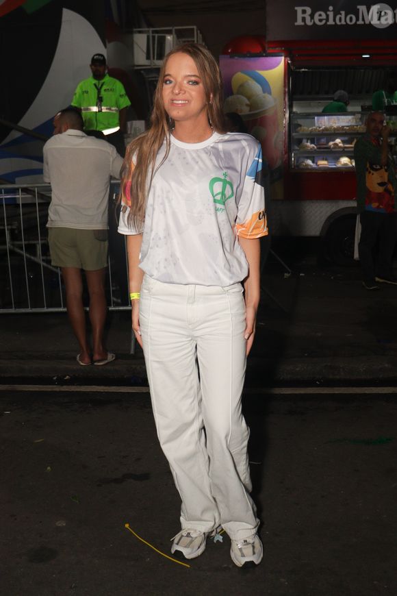 Antes de mostrar seu look, Rafaella Justus posou com uma camiseta da Imperatriz Leopoldinense