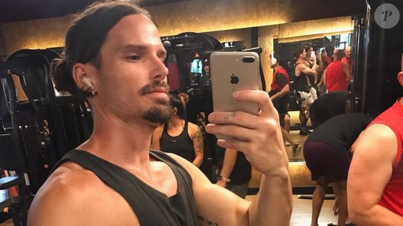 Jonatas Faro revelou em A Fazenda 18 que mantém um relacionamento com um homem fora do reality show da Record