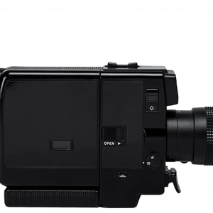Inspirada nas clássicas filmadoras Super 8, a câmera semelhante à usada por Bruna Marquezine combina estética nostálgica com recursos modernos, incluindo lente Canon 8.5mm, zoom 25.5mm e gravações cinematográficas que conquistaram criadores de conteúdo e amantes do visual vintage