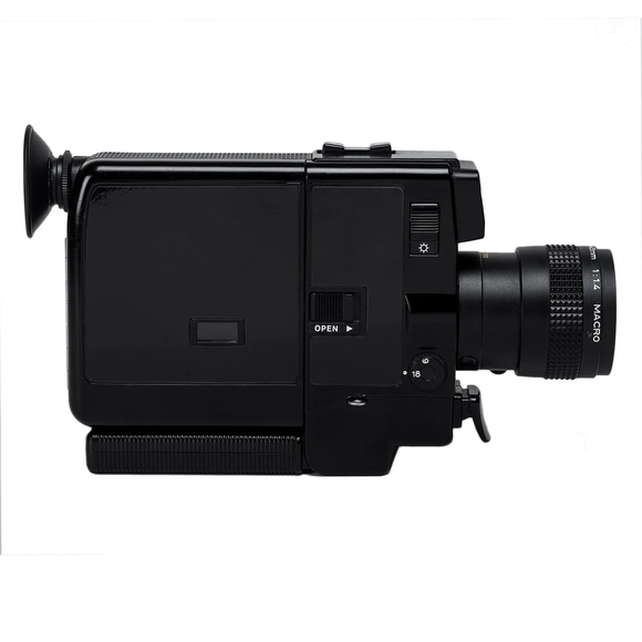 Inspirada nas clássicas filmadoras Super 8, a câmera semelhante à usada por Bruna Marquezine combina estética nostálgica com recursos modernos, incluindo lente Canon 8.5mm, zoom 25.5mm e gravações cinematográficas que conquistaram criadores de conteúdo e amantes do visual vintage