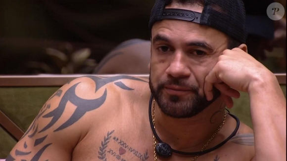 Hadson Nery, o Hadballa, ex-participante do BBB 20, pode integrar o elenco do BBB 26. Segundo o colunista Leo Dias, a Globo avalia o retorno do brother polêmico