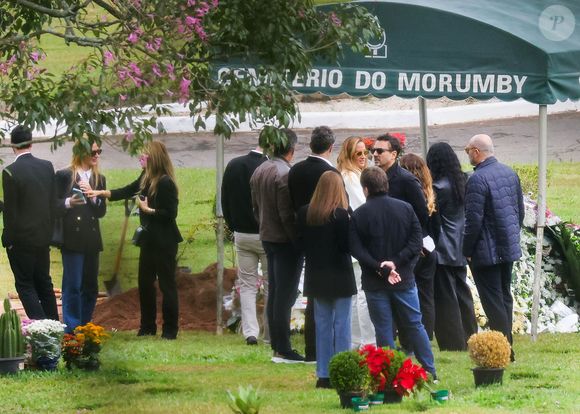 Família e amigos se reuniram no adeus à filha mais velha de Schynaider Moura, Anne-Marie em cemitério de São Paulo