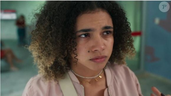 Joélly (Alana Cabral) soferá com a morte do pai e se aliará a Bagdá