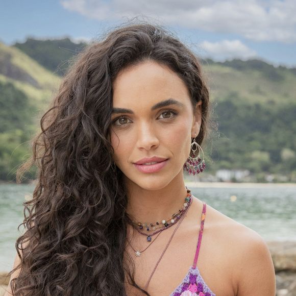 "Desnutrição e processo de envelhecimento também podem estar envolvidos. Existem medicamentos com comprovação científica para o crescimento de pelos nas sobrancelhas, mas eles sempre precisam de prescrição e acompanhamento médico, para identificar a verdadeira causa”, esclarece o dermatologista Dr. Daniel Cassiano, diretor de comunicação da SBD-RESP.