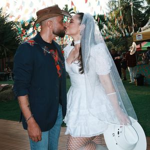 Look noiva de festa junina: Paolla Oliveira usou meia-calça arrastão ao se 'casar' com Diogo Nogueira