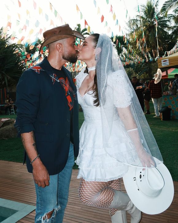 Look noiva de festa junina: Paolla Oliveira usou meia-calça arrastão ao se 'casar' com Diogo Nogueira