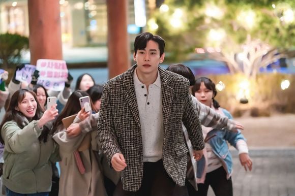 Nam Kang-ho, por sua vez, é um astro de filmes românticos que, fora de cena, é muito desconfiado sobre relacionamentos