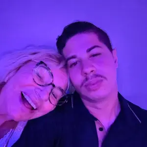 A diferença de 63 anos entre Noé e Eva Michaelichen, mãe da apresentadora Eliana, virou assunto após o jovem afirmar publicamente que vive um romance com ela. Além de defender seus sentimentos em um vídeo com Leo Dias, o produtor de conteúdo revelou ter composto uma música para a suposta companheira.