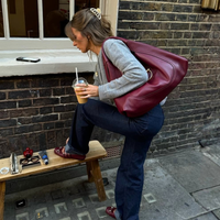 Os novos tênis Converse de camurça na cor bordô que todas as garotas com Samba gostariam de ter no guarda-roupa