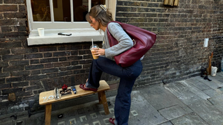 Os novos tênis Converse de camurça na cor bordô que todas as garotas com Samba gostariam de ter no guarda-roupa