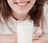 O leite é uma das melhores fontes de melatonina e serotonina. O leite de vaca contém cerca de 14,45 picogramas de melatonina por mililitro e é fonte de triptofano