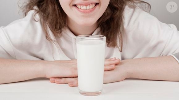 O leite é uma das melhores fontes de melatonina e serotonina. O leite de vaca contém cerca de 14,45 picogramas de melatonina por mililitro e é fonte de triptofano