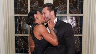 Gracyanne Barbosa e novo namorado, piloto Gabriel Cardoso, trocam beijos em inédita aparição pública do casal: 'Fase incrível'. Fotos!