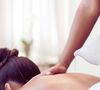 No Flora Experience, é feito uma massagem com cera morna de vela, enriquecida por óleos vegetais e fragrâncias suaves de flores
