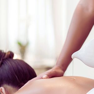 No Flora Experience, é feito uma massagem com cera morna de vela, enriquecida por óleos vegetais e fragrâncias suaves de flores