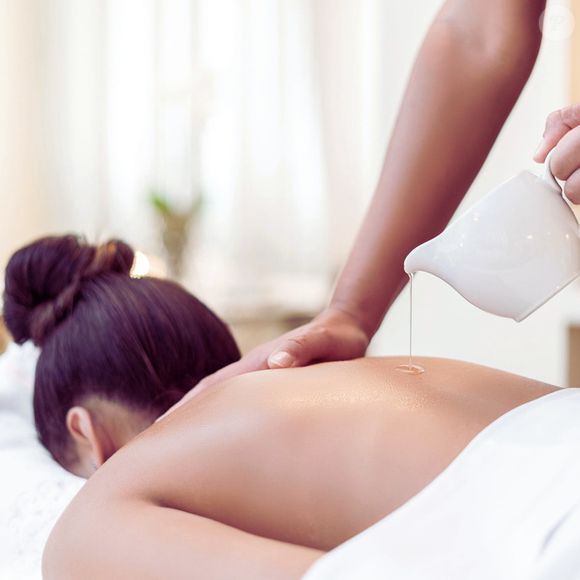 No Flora Experience, é feito uma massagem com cera morna de vela, enriquecida por óleos vegetais e fragrâncias suaves de flores