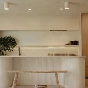 Madeira e outros materiais naturais fazem parte da decoração da mansão de Shawn Mendes em Los Angeles