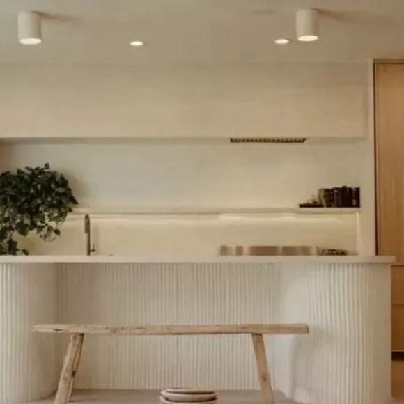 Madeira e outros materiais naturais fazem parte da decoração da mansão de Shawn Mendes em Los Angeles