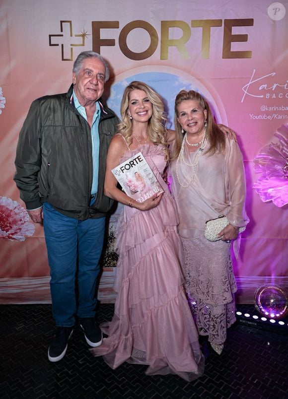 A apresentadora Karina Bacchi recebeu o carinho dos pais, Ítalo e Nádia, na comemoração de seus 50 anos