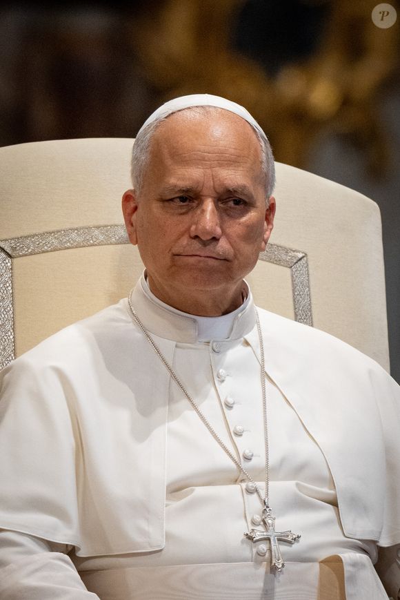 Em meio à tensão internacional, Leão XIV reforça mensagem de paz e critica qualquer justificativa para guerra, ecoando posicionamento recente durante celebração no Vaticano.