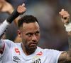 No vídeo, Neymar cumprimenta uma pessoa, mas é ignorado pelo restante dos colegas do clube paulista