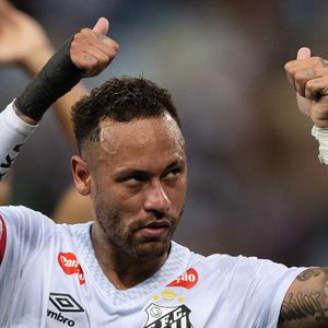No vídeo, Neymar cumprimenta uma pessoa, mas é ignorado pelo restante dos colegas do clube paulista