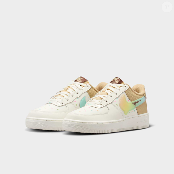 Segundo a Nike, o novo Air Force 1 reúne couro legítimo e sintético para oferecer mais estrutura e durabilidade, além de manter o tradicional padrão circular de tração para garantir aderência no uso diário