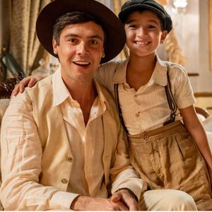 Candinho (Sergio Guize) fica a um passo de encontrar o filho, Samir ( Davi Malizia ), mas Simba vai morar com milionário no lugar do menino