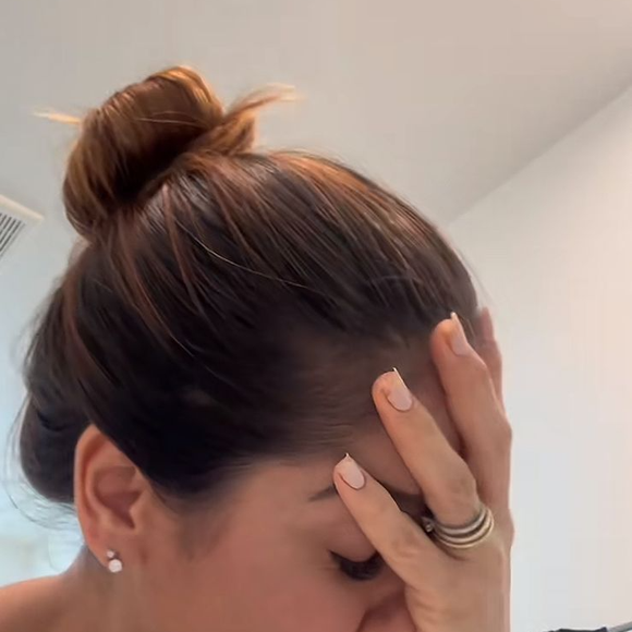 Influenciadora expõe desgaste físico e emocional ao cuidar da filha doente longe de casa
