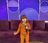 Maria Alice posou com microfone no 'Sabadou com Virgínia', do SBT