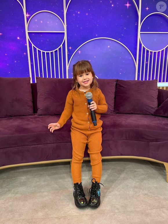 Maria Alice posou com microfone no 'Sabadou com Virgínia', do SBT