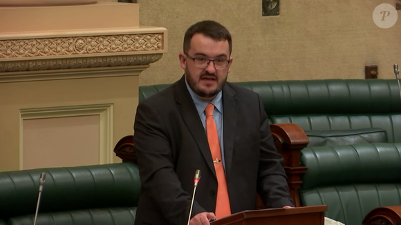 Em seu primeiro discurso no parlamento, Jason Virgo chocou todos ao revelar ser gay e ter um namorado imigrante muçulmano