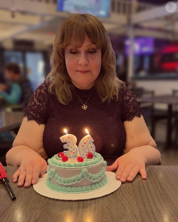 Lacey completou 36 anos em 2025 com a saúde em dia e mais feliz do que nunca