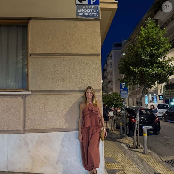 Ticiane Pinheiro arrasa com looks elegantes pela Grécia