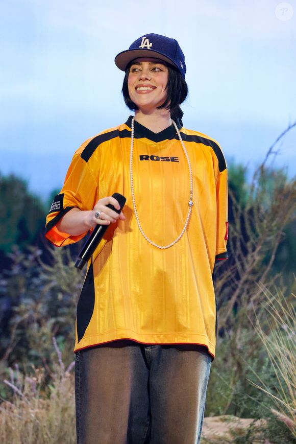 Billie Eilish mantendo seu estilo enquanto curte a noite com Ludmilla!